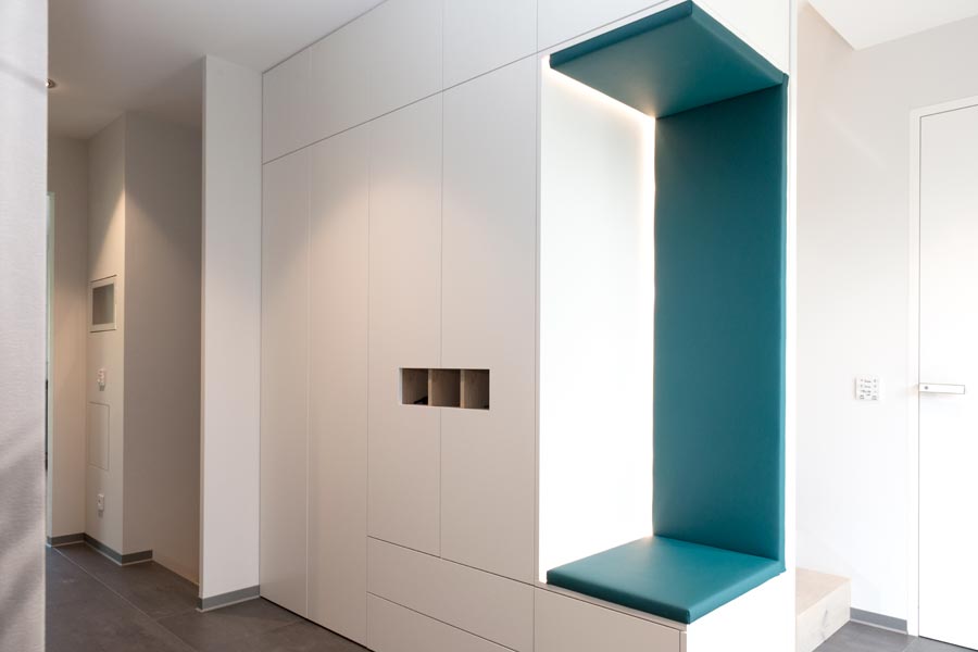 garderobenschrank-mit-sitzecke